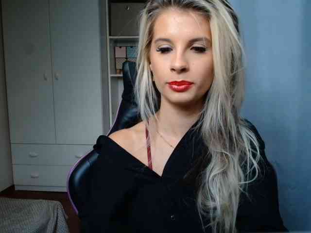 Model: KristineNatural