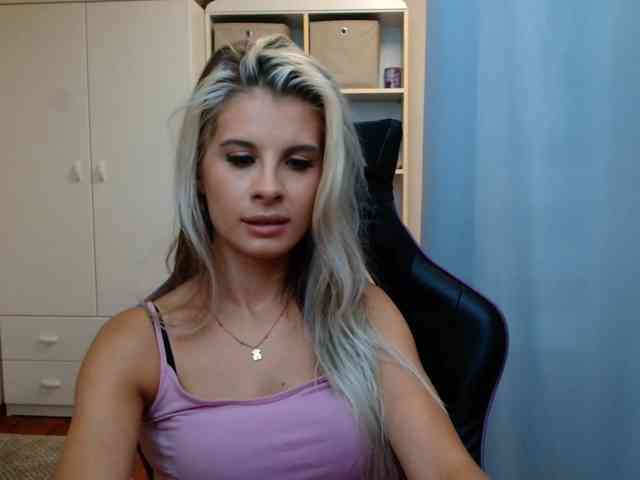 Model: KristineNatural
