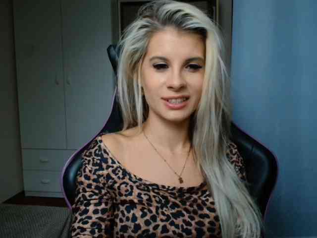 Model: KristineNatural