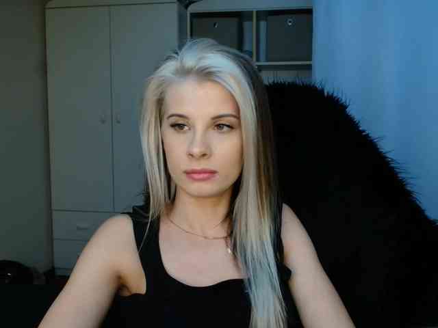 Model: KristineNatural