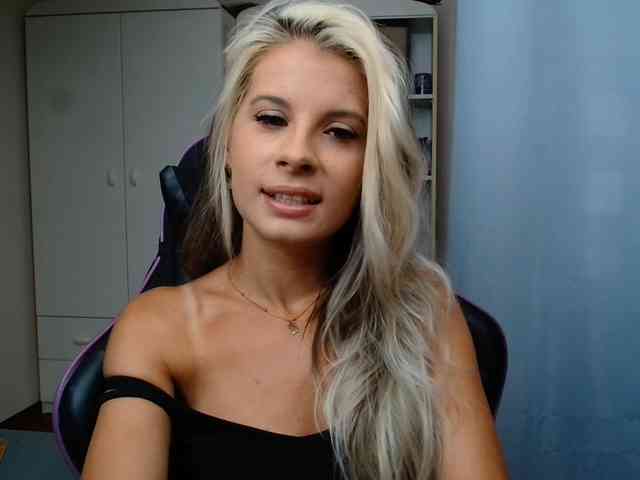 Model: KristineNatural