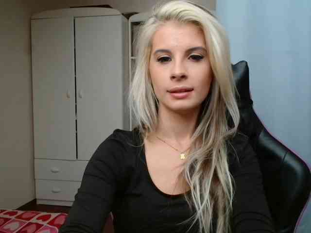Model: KristineNatural