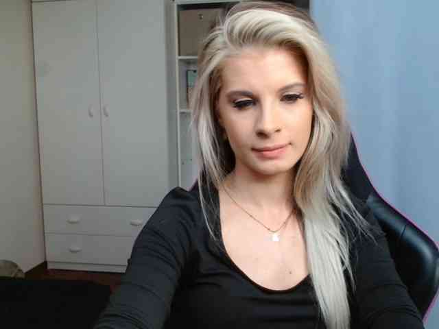 Model: KristineNatural