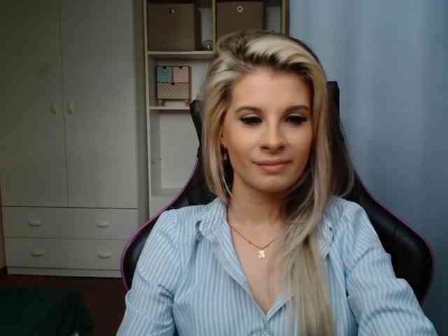 Model: KristineNatural