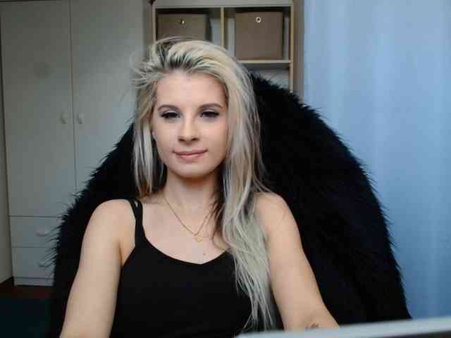 Model: KristineNatural