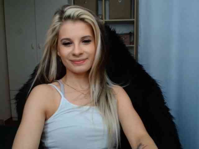 Model: KristineNatural