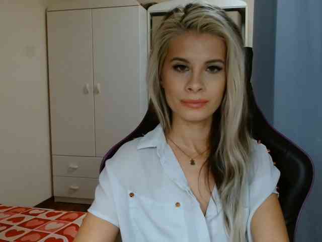 Model: KristineNatural