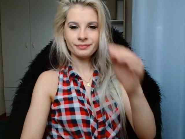 Model: KristineNatural