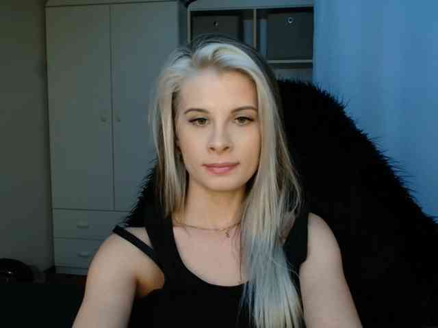 Model: KristineNatural