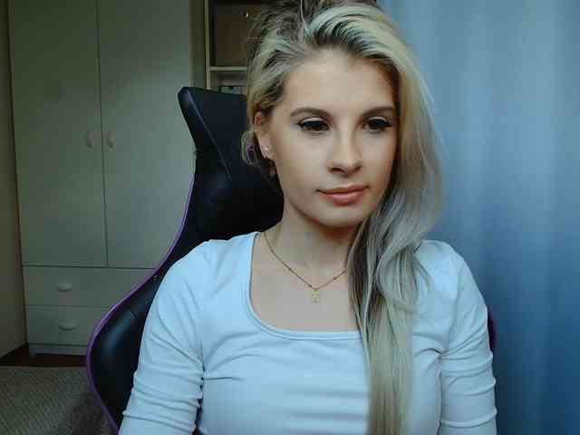 Model: KristineNatural