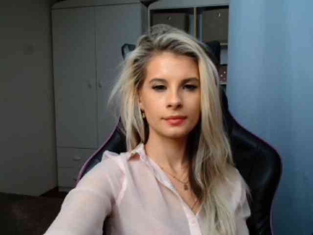 Model: KristineNatural
