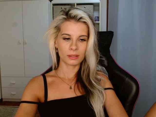 Model: KristineNatural