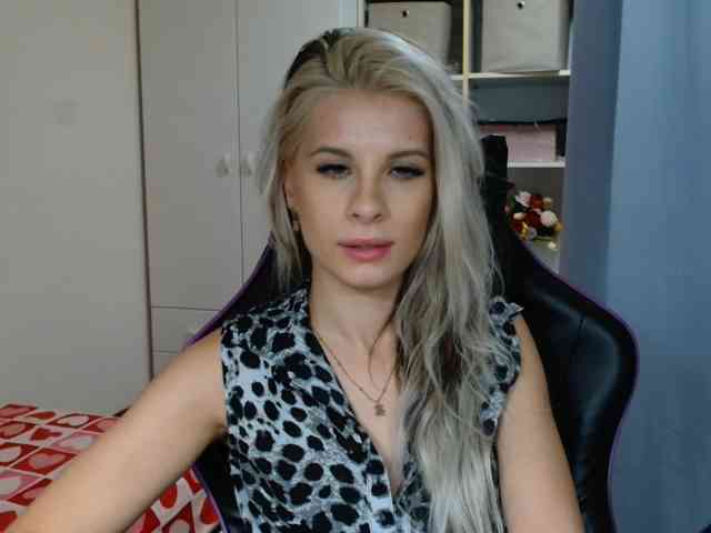 Model: KristineNatural