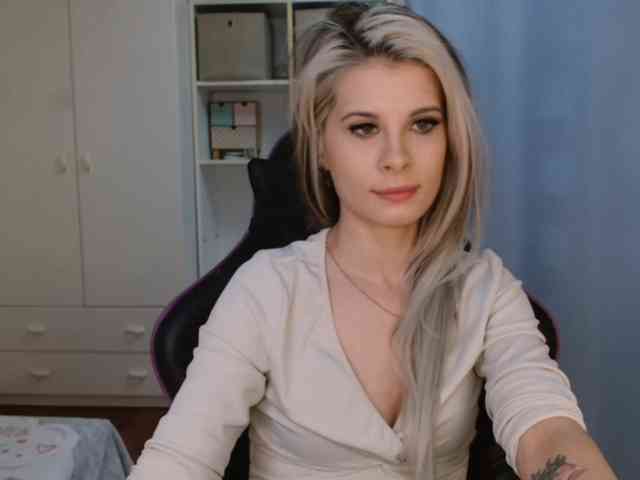 Model: KristineNatural