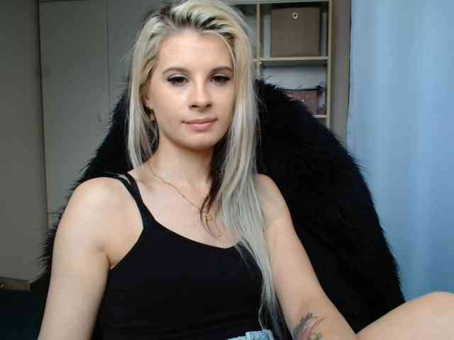 Model: KristineNatural
