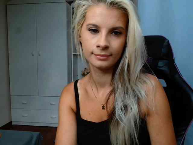 Model: KristineNatural