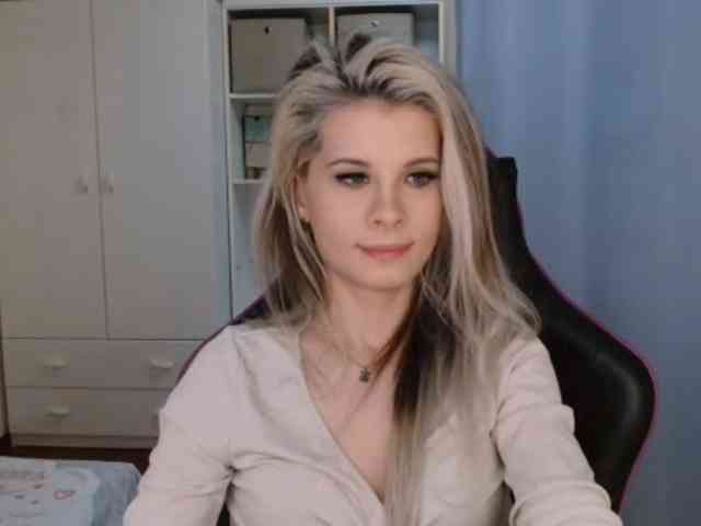 Model: KristineNatural