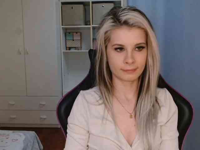 Model: KristineNatural