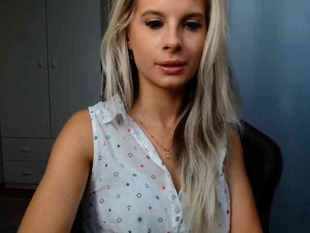 Model: KristineNatural