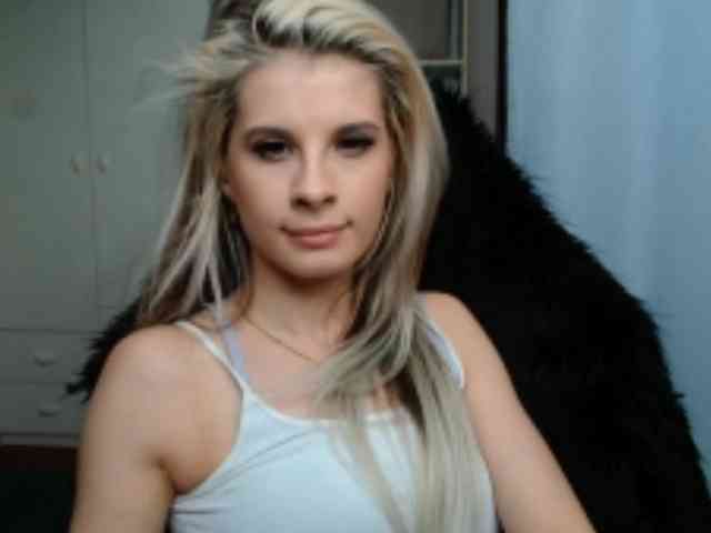 Model: KristineNatural