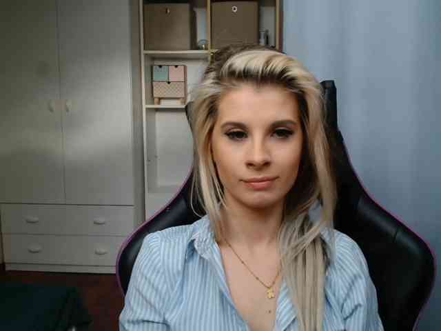 Model: KristineNatural
