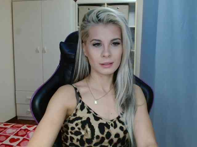 Model: KristineNatural
