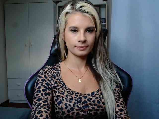 Model: KristineNatural