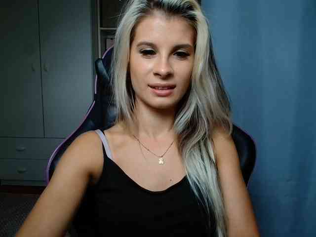 Model: KristineNatural