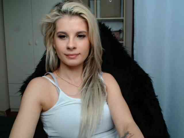 Model: KristineNatural