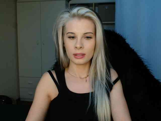 Model: KristineNatural