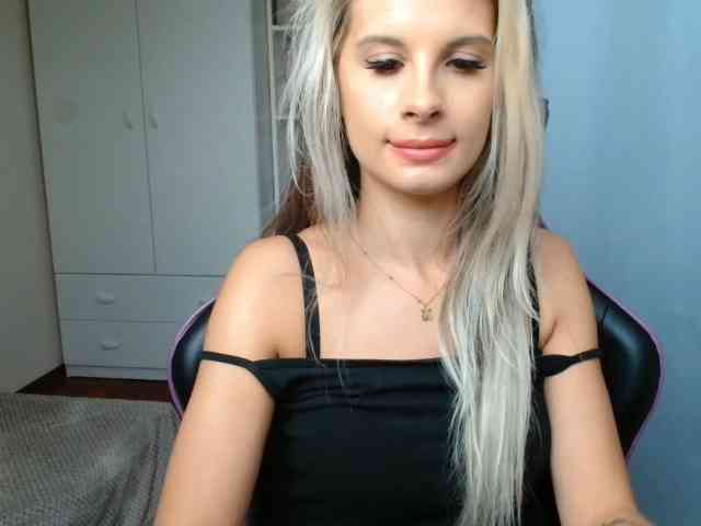 Model: KristineNatural