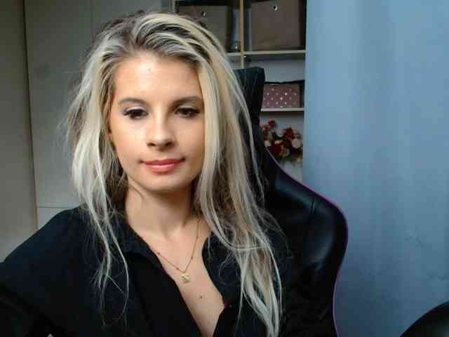 Model: KristineNatural