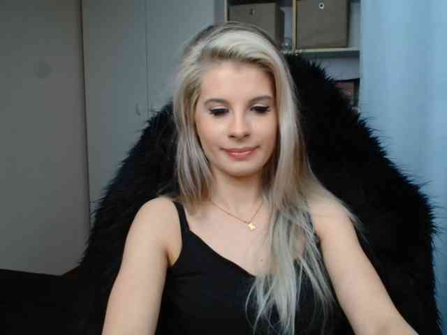 Model: KristineNatural