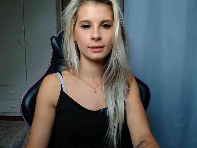 Model: KristineNatural