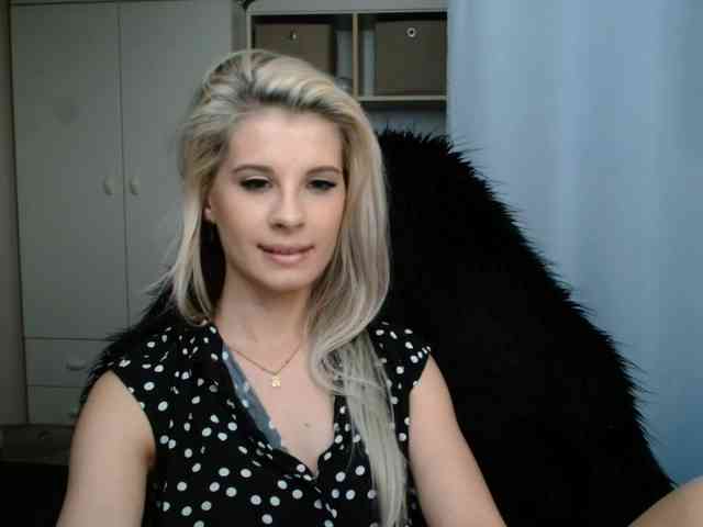 Model: KristineNatural