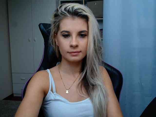 Model: KristineNatural