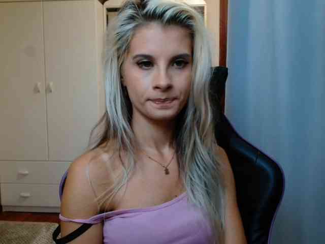 Model: KristineNatural
