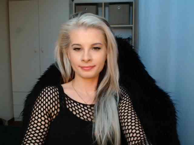 Model: KristineNatural