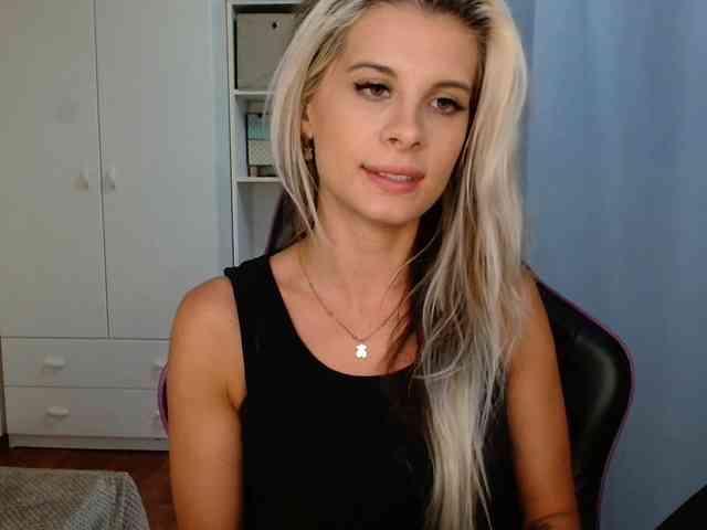 Model: KristineNatural