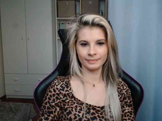Model: KristineNatural