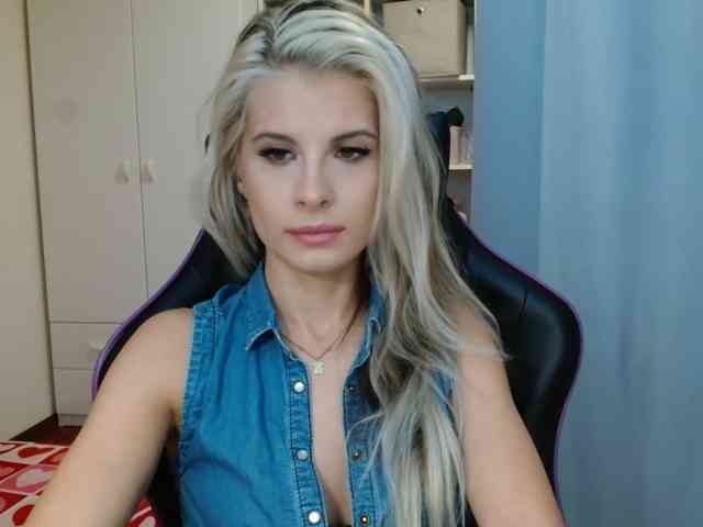 Model: KristineNatural