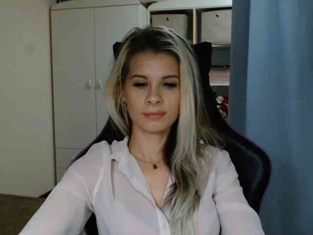 Model: KristineNatural