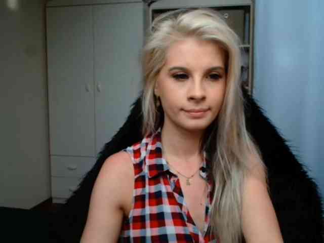 Model: KristineNatural