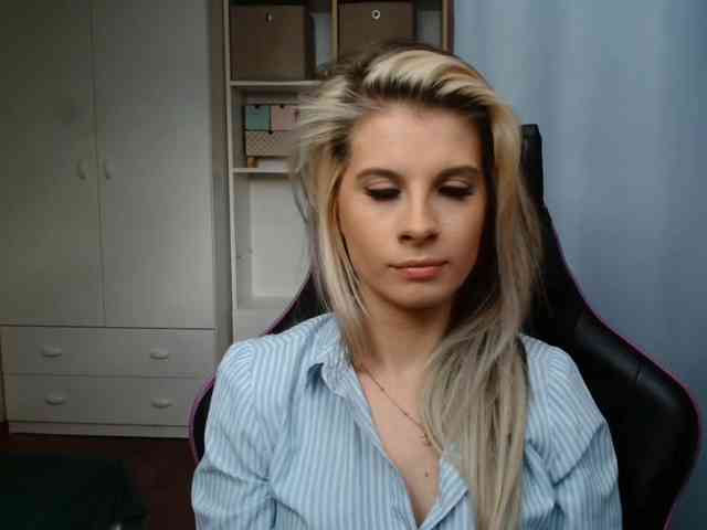 Model: KristineNatural