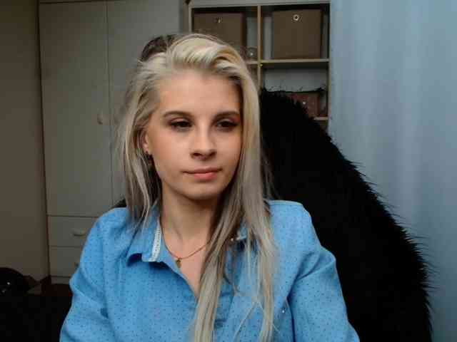 Model: KristineNatural