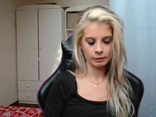 Model: KristineNatural