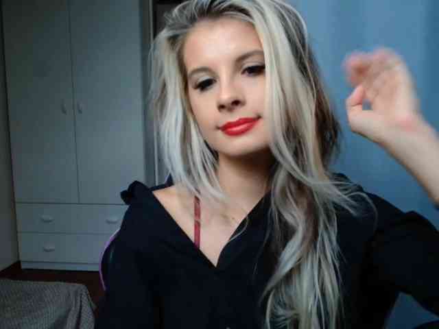 Model: KristineNatural