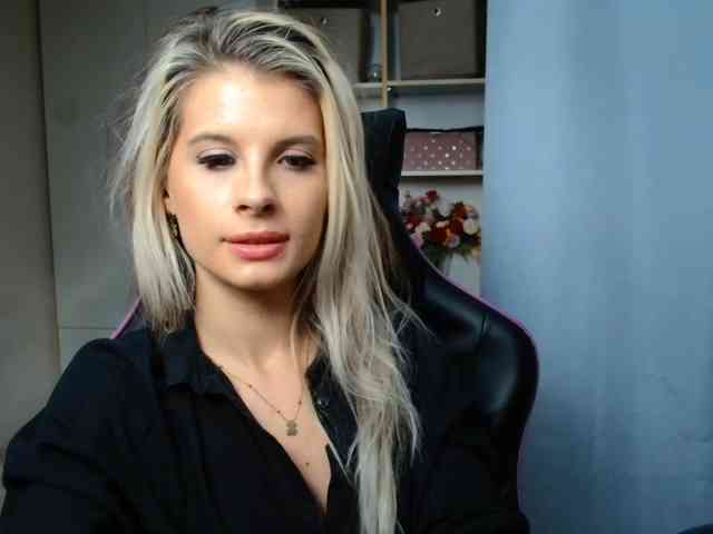 Model: KristineNatural