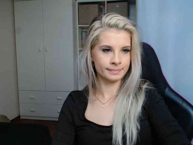 Model: KristineNatural
