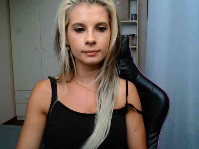 Model: KristineNatural